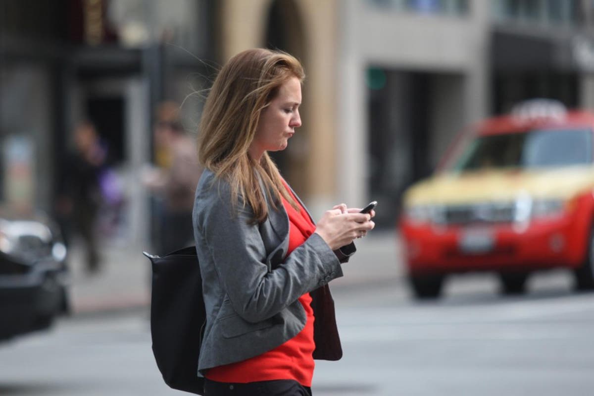 El porcentaje de personas que caminan con su celular en la mano es inquietante (ESTUDIO)