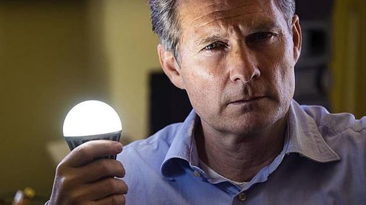Hombre inventa bombilla eléctrica que 'no se nunca', empresas rehúsan a comercializarla