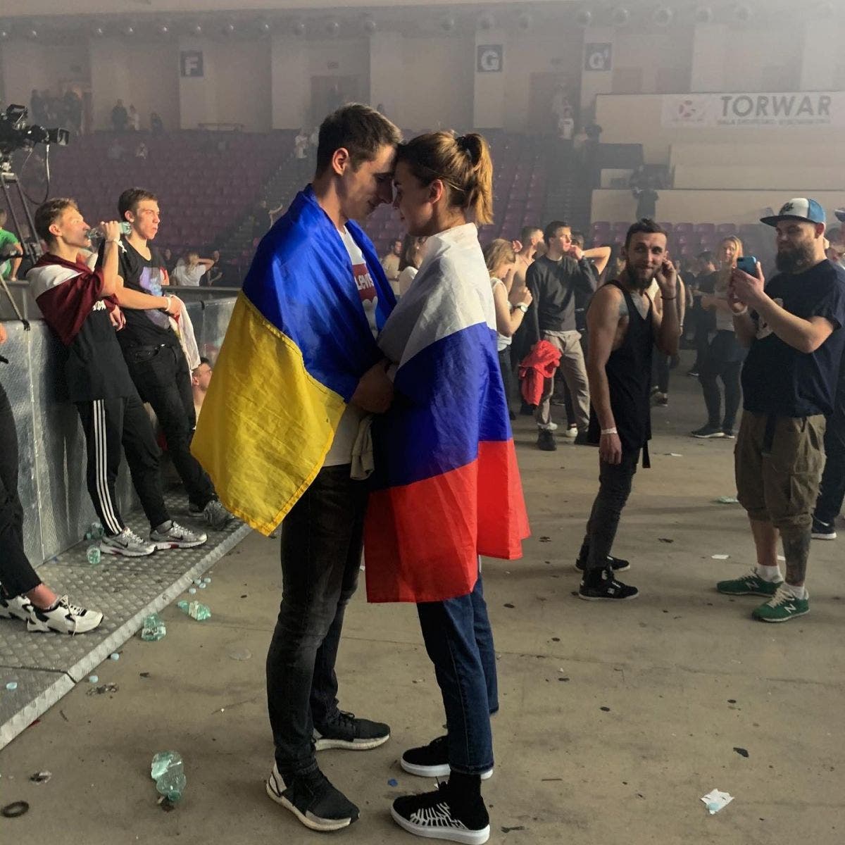 Imagen de pareja portando las banderas de Rusia y Ucrania se hace viral