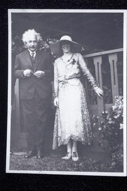 Albert Einstein y la reina de Bélgica, ca. 1930