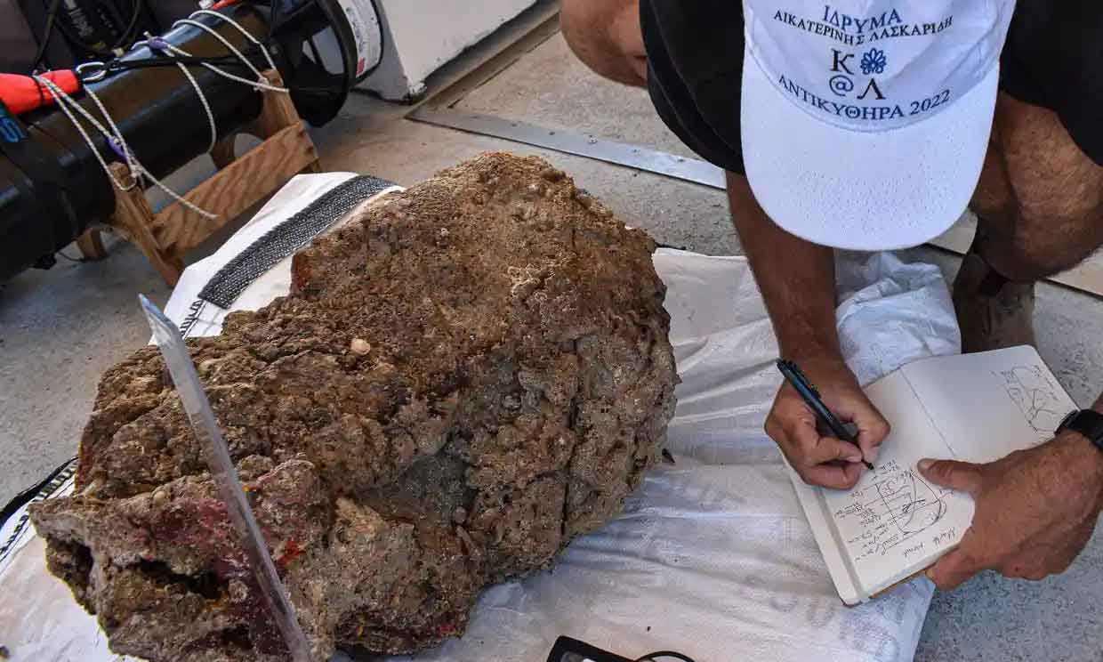 La cabeza de mármol, de tamaño dos veces natural, estaba entre la carga de un barco que se cree que se hundió hace 2000 años. Fotografía: Alexandros Sotiriou/PR