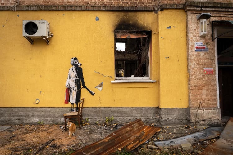 Mural de Banksy en Hostomel, Ucrania (The Art Newspaper)