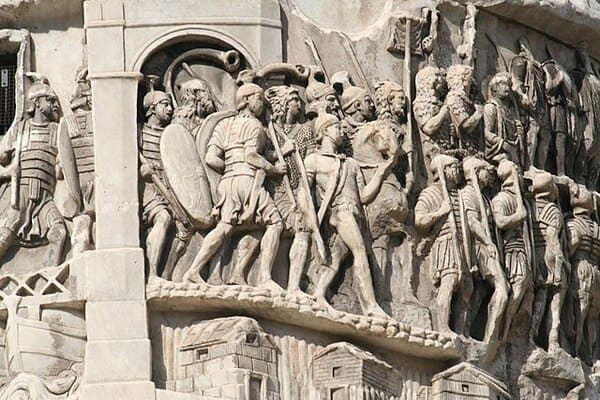 El cruce del Danubio por los legionarios en detalle de la columna de Marco Aurelio (Wikimedia Commons)