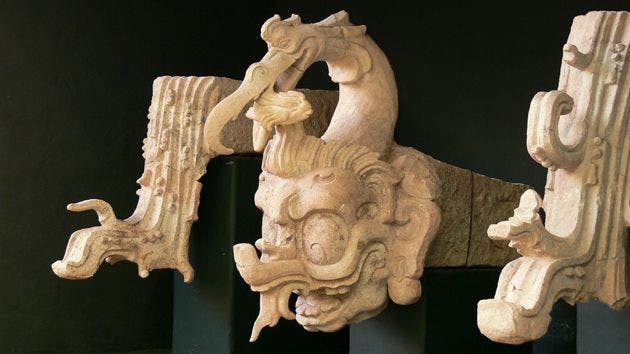 Escultura Maya bastante bien pulida y detallada del periodo Clásico medio encontrada en Copan durante los años 40, actualmente exhibida en el Museo de Escultura Maya de Honduras. 