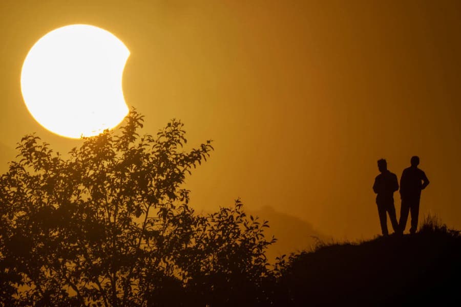 El eclipse en Katmandú, Nepal. Fotografía de Laurie Dieffembacq (AFP/Getty Images)