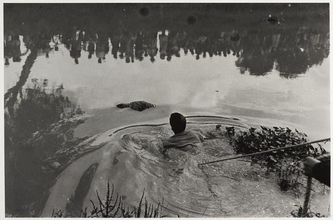 Rescate de un ahogado en Xochimilco con público reflejado en el agua, Enrique Metinides, 1960