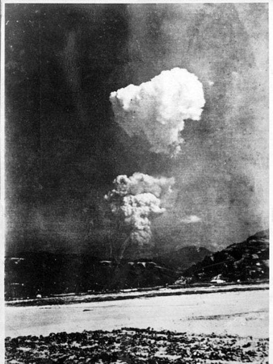 Rara fotografía de la bomba nuclear sobre Hiroshima tomada casi en el instante de la explosión