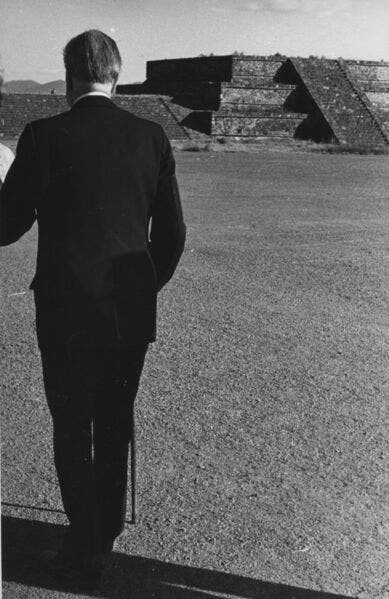 Borges en Teotihuacán: una fotografía de Paulina Lavista (1973)