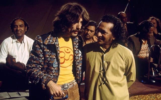 Ravi Shankar con George Harrison en los años 70. Fotografía: Alan Messer
