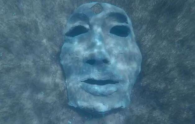 Una máscara de metro y cuarenta de largo por un metro de ancho en donde se grabó al inscripción “Viaje eterno”, encontrada en el Lago Mari Menuco, Neuquén, en la Patagonia