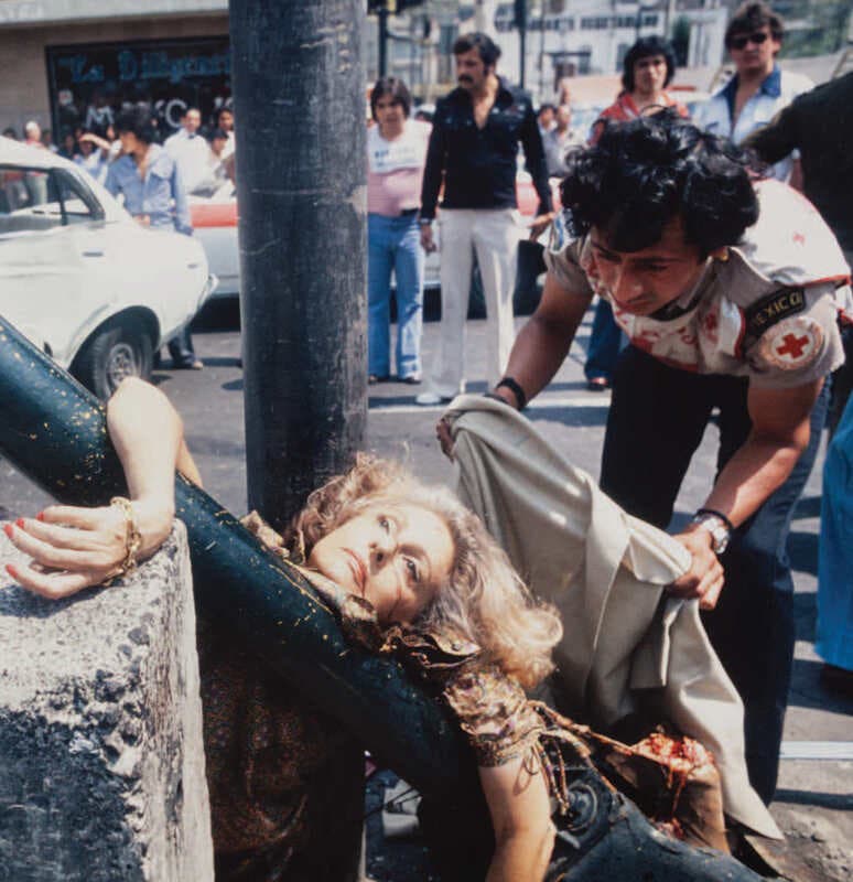 Primer plano de mujer rubia arrollada e impactada contra poste, Av. Chapultepec y calle Monterrey, 29 de abril de 1979, Enrique Metinides (1979)