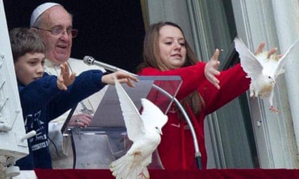 Papa libera palomas por la Paz en Ucrania; una es atacada por un cuervo y otra por una gaviota