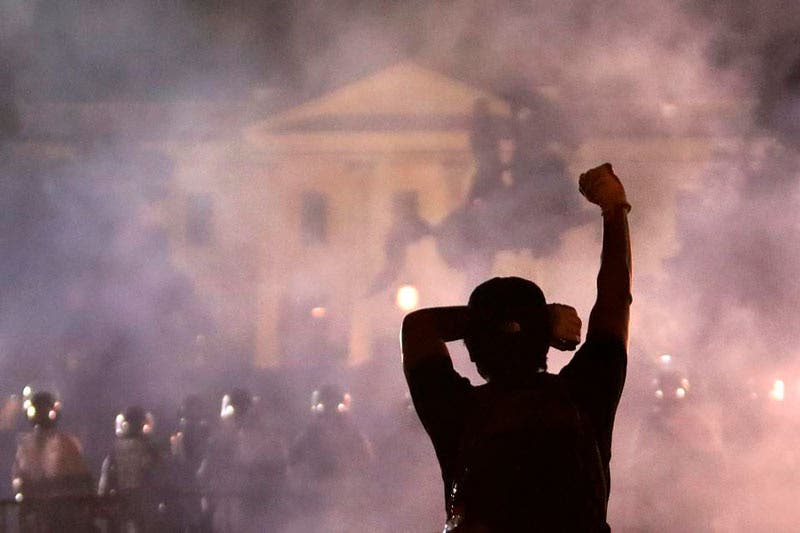 Un hombre levanta el puño durante una protesta cerca de la Casa Blanca el domingo en Washington (ALEX WONG/GETTY IMAGES)