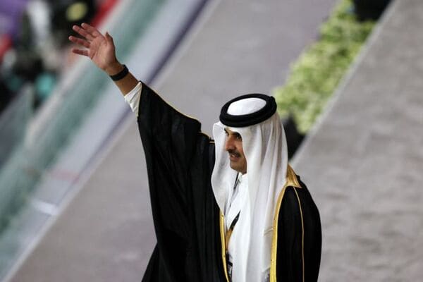 Tamim bin Hamad Al Thani, jeque y actual emir de Qatar, portando una bisht