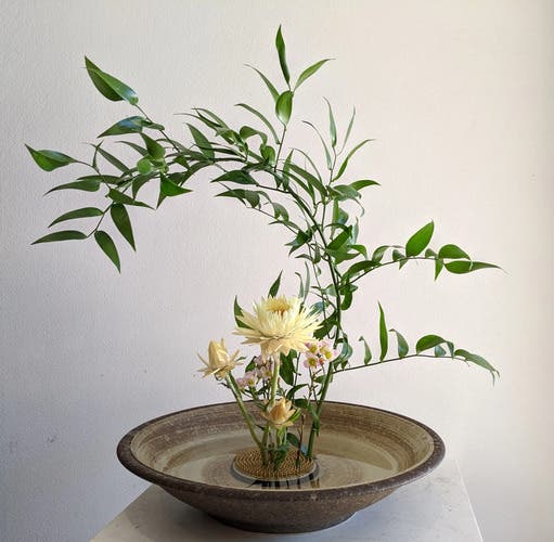 Ikebana, traducido como “el arte de realizar arreglos florales”, es una tradición zen de origen nipón que se enseña en conjunto con la ancestral ceremonia del té