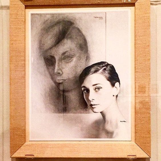 Fotografía de Richard Avedon que muestra a Audrey Hepburn con un dibujo suyo del artista mexicano Rufino Tamayo (realizado en 1957) en 
