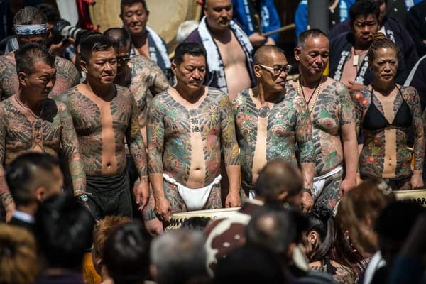 Se celebra el Sanja Matsuri, el festival en el que los yakuza desfilan mostrando sus cuerpos tatuados