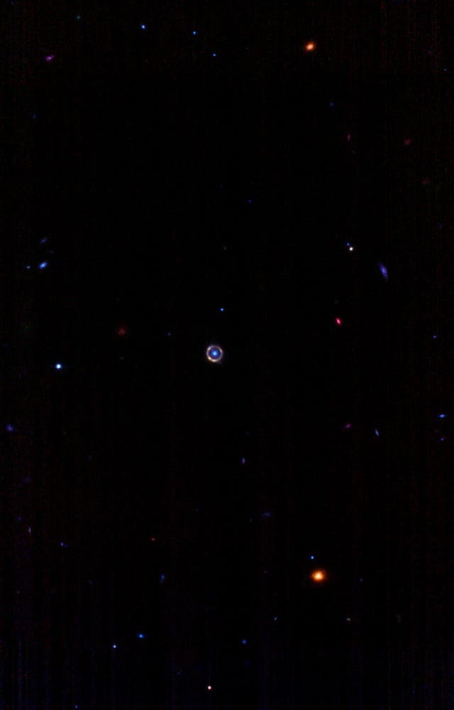 El telescopio James Webb capta un Anillo de Einstein: la luz de una galaxia curvada por la fuerza de gravedad