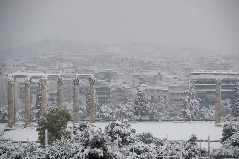 El antiguo Templo de Zeus en Atenas, Grecia, cubierto de nieve