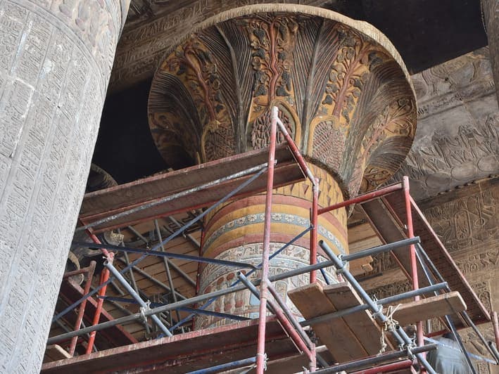 Restauración de una columna del Templo de Esna. Imagen: Ahmed Amin