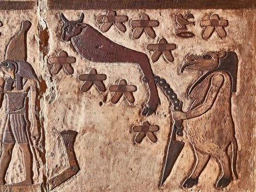 Una pintura del templo de Esna muestra a la Osa Mayor, con forma de pata de toro, siendo retenida por una diosa (Imagen: Ahmed Amin)