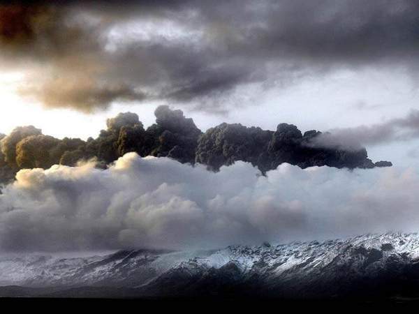 Hace erupción volcán en Islandia con aurora boreal inlcuida
