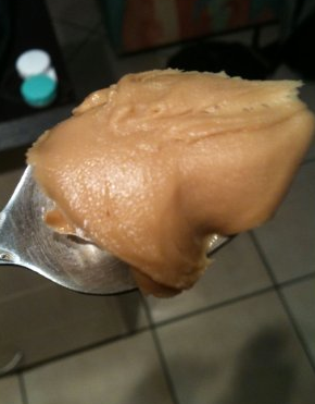 crema de cacahuate o mani en una cuchara