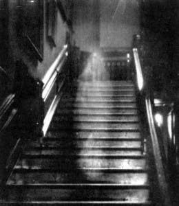 fantasma e una mujer en unas escaleras