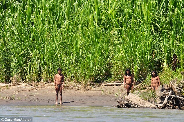 fotografias de una tribu en peru jamas contactada
