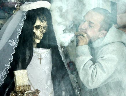 figura que representa a la santa muerte, culto religioso de mexico
