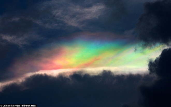 arcoiris flotante o nube arcoiris en los cielos de china