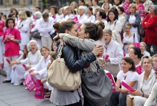 fotografia_mujeres_besandose_protestas_anti_gay_Gerard_Julien