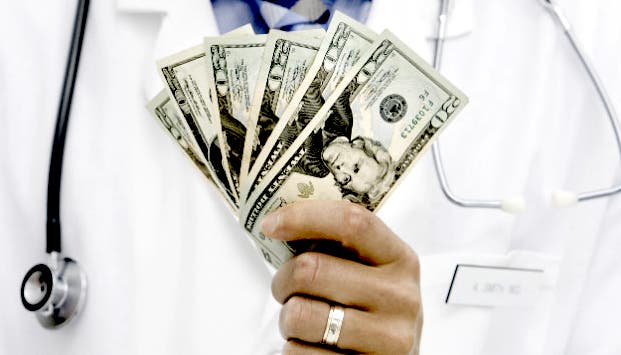 https://pijamasurf.com/wp-content/uploads/10.208.149.45/uploads/2013/05/120501120629-doctor-money-cash-underpaid-story-top.jpg