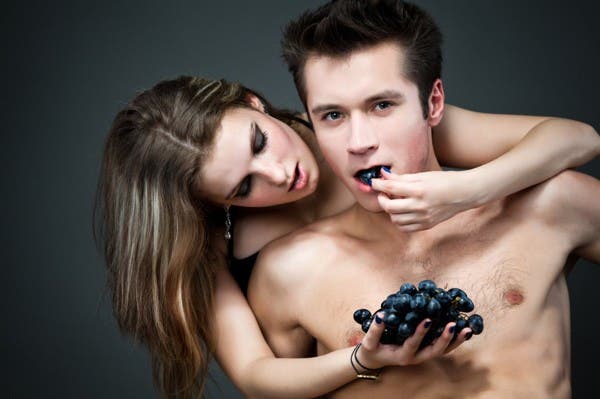 couple-eating-grapes-sexy