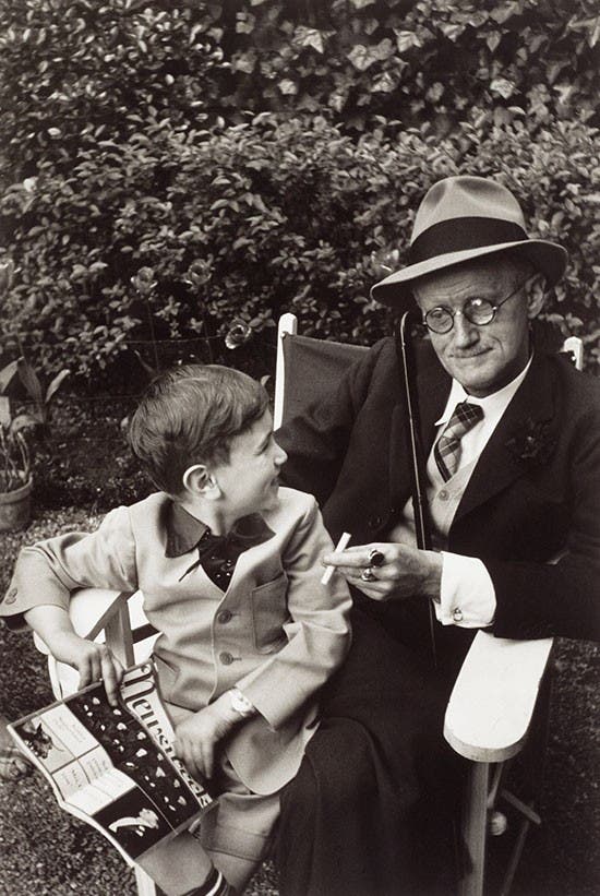 James Joyce con su nieto